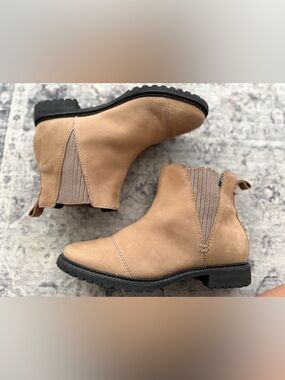 TOMS Chelsea boots